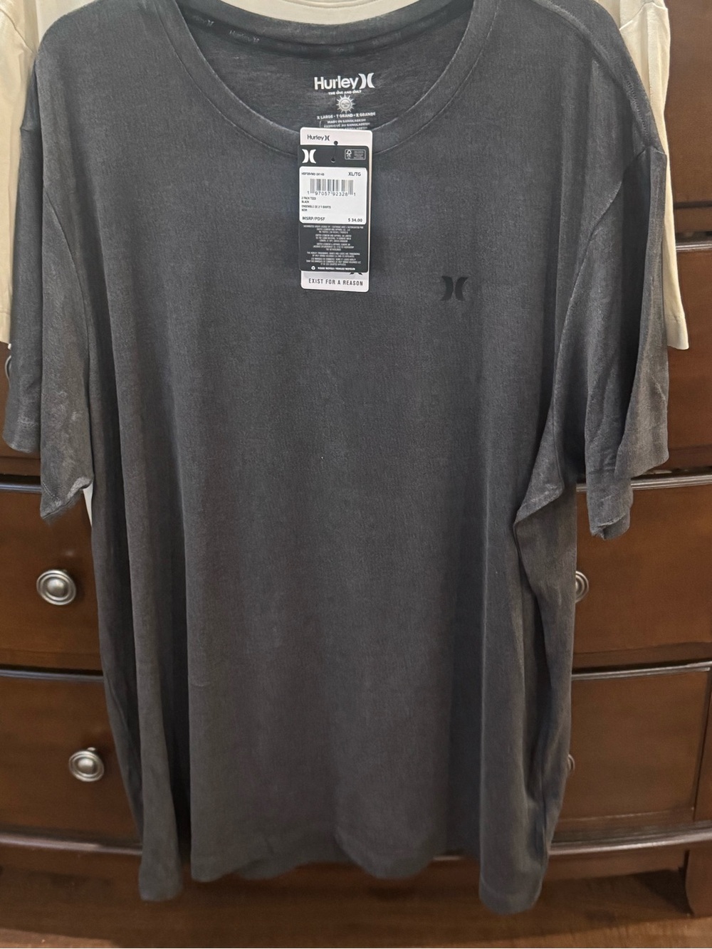 2 t shirts Hurley Men's Charcoal Gray and beige Short-Sleeve size small